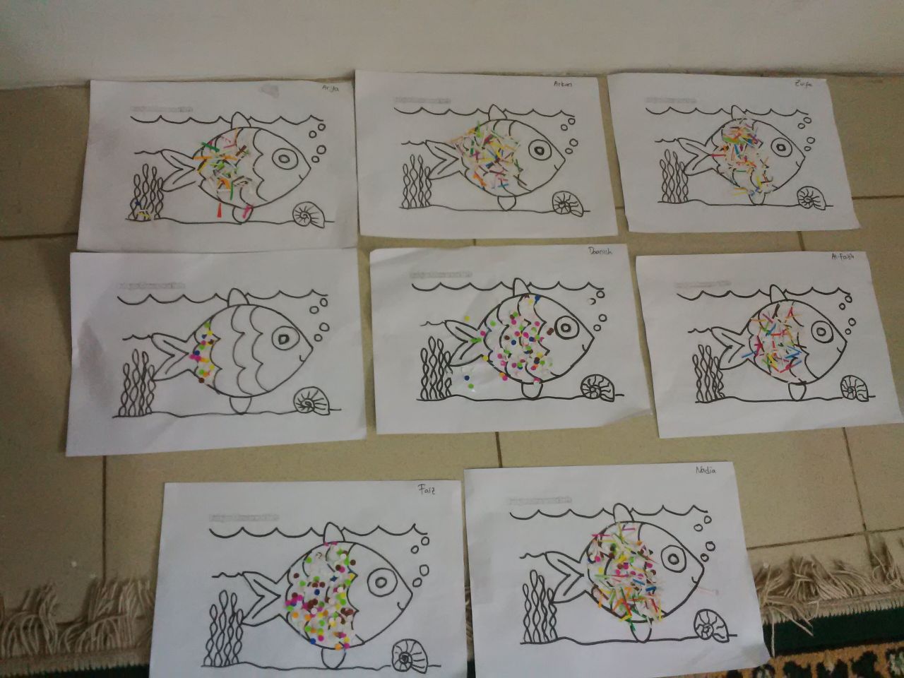 Play Group Activity Kolase Mengisi Pola Gambar Ikan Dengan Kertas Warna Lembaga Pendidikan Islam Sabilia